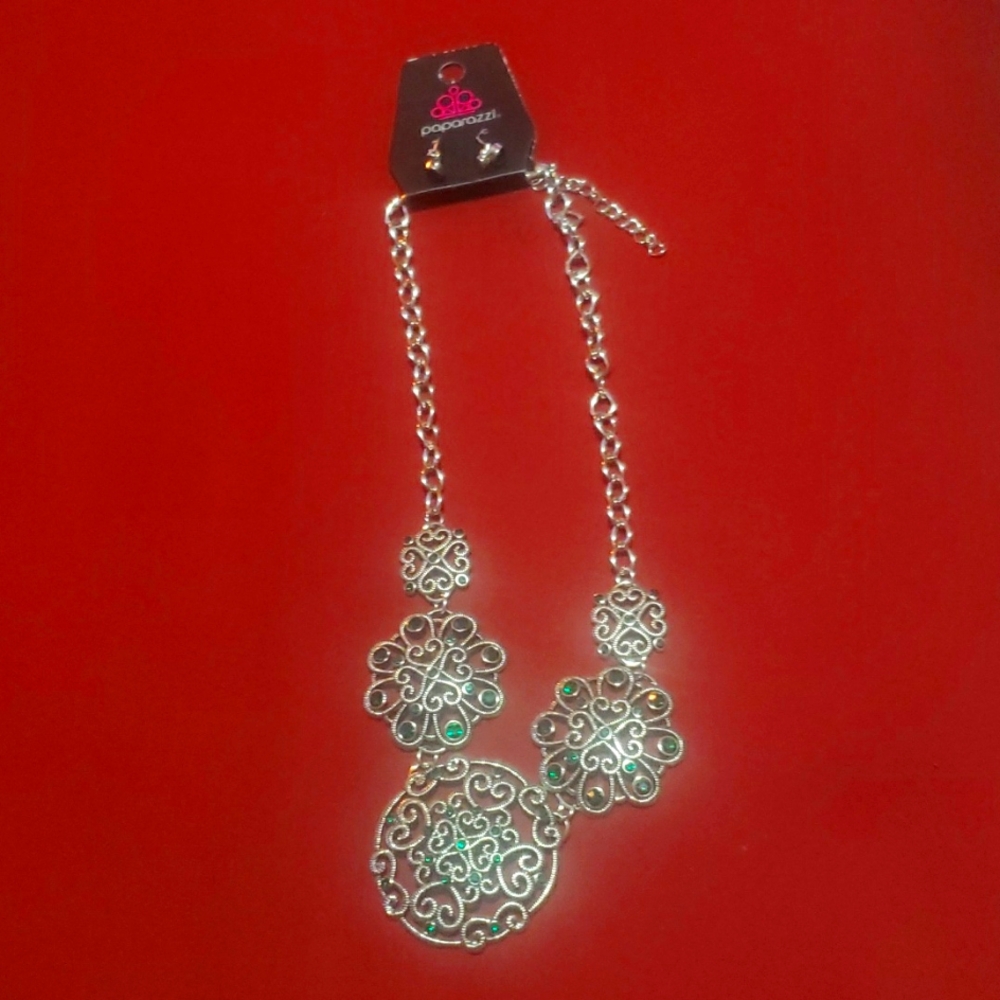Neck lace with earrings